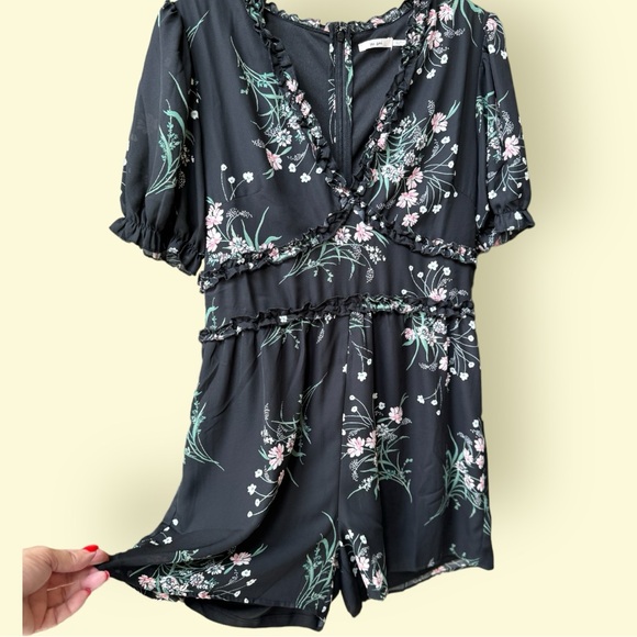 FRANCESCA’S ROMPER. MI AMI FLORAL RUFFLED SHORT ROMPER. LINED. EXCELLENT COND. - Picture 2 of 14